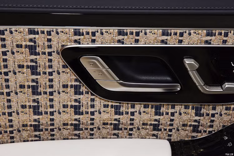 Ngoài ra, Mercedes-Maybach S680 Haute Voiture còn đi kèm bộ bàn đạp ốp kim loại với logo Maybach... Màn hình cảm ứng trung tâm nâng cấp giao diện. 2 ly uống champagne màu vàng hồng Khi mua xe, khách hàng sẽ được tặng hộp quà bao gồm tấm biển đánh số thứ tự xuất xưởng, phiên bản thu nhỏ của xe, móc treo chìa khóa cũng như bạt phủ với logo Maybach và Haute Voiture.