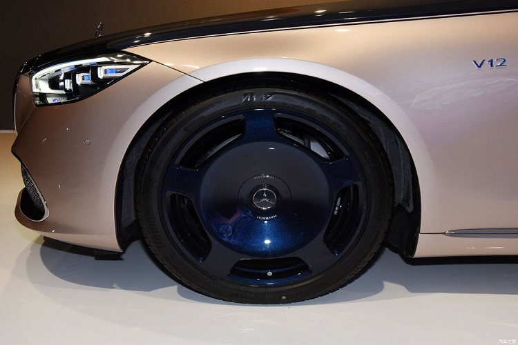 Bên cạnh đó là hàng loạt chi tiết mạ crôm như viền khe gió trên cản trước, nẹp giữa 2 đèn hậu, nẹp vắt ngang cản sau và 2 đầu ống xả giả. Mọi tinh hoa của Mercedes-Maybach S680 Haute Voiture hầu như đều dồn vào bên trong xe. Tại đây, mẫu xe siêu sang này được trang bị nội thất kết hợp giữa những chất liệu da màu sáng, xanh đậm và nẹp kim loại màu vàng ánh kim.