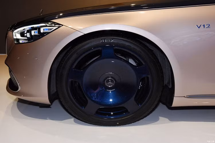 Bên cạnh đó là hàng loạt chi tiết mạ crôm như viền khe gió trên cản trước, nẹp giữa 2 đèn hậu, nẹp vắt ngang cản sau và 2 đầu ống xả giả. Mọi tinh hoa của Mercedes-Maybach S680 Haute Voiture hầu như đều dồn vào bên trong xe. Tại đây, mẫu xe siêu sang này được trang bị nội thất kết hợp giữa những chất liệu da màu sáng, xanh đậm và nẹp kim loại màu vàng ánh kim.