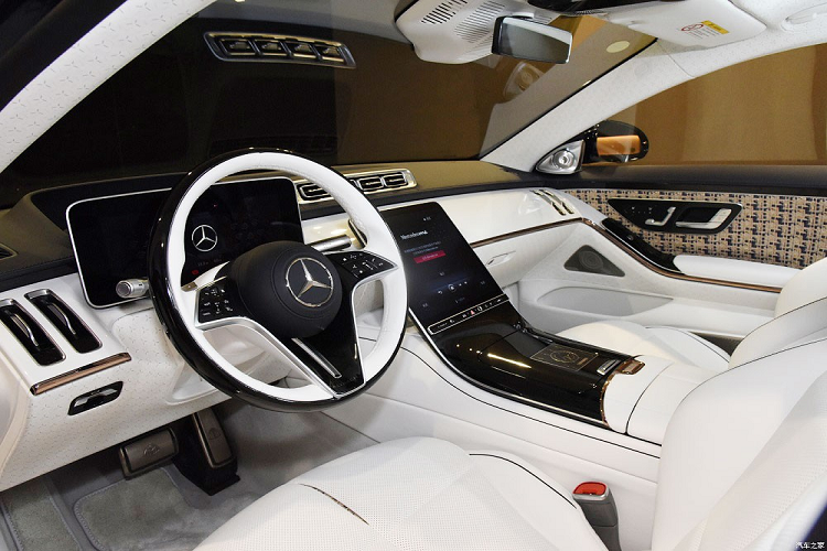 Ghế, cụm điều khiển trung tâm và tapi cửa của xe được bọc bằng chất liệu da màu trắng pha lê. Trong khi đó, thảm sàn được làm từ chất liệu linen và mohair. Riêng các cột, trần xe, nửa dưới mặt táp-lô và đằng sau tựa đầu ghế trước lại được bọc da màu trắng với những họa tiết trang trí hình ngôi sao 3 cánh giống logo của hãng Mercedes-Benz.