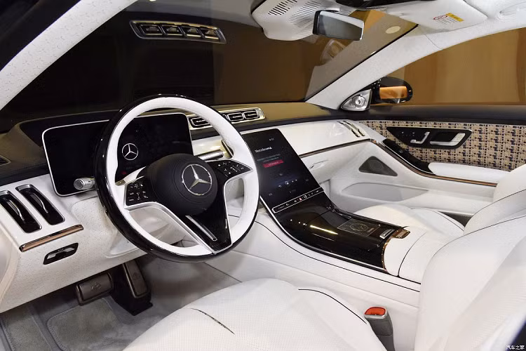 Ghế, cụm điều khiển trung tâm và tapi cửa của xe được bọc bằng chất liệu da màu trắng pha lê. Trong khi đó, thảm sàn được làm từ chất liệu linen và mohair. Riêng các cột, trần xe, nửa dưới mặt táp-lô và đằng sau tựa đầu ghế trước lại được bọc da màu trắng với những họa tiết trang trí hình ngôi sao 3 cánh giống logo của hãng Mercedes-Benz.