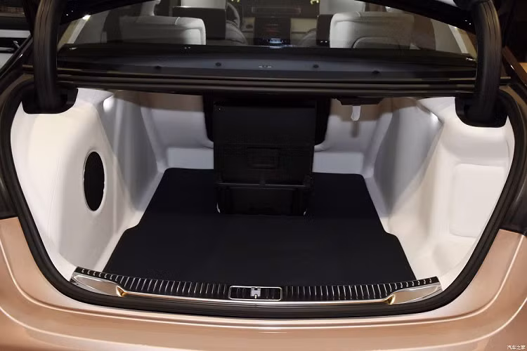 Trên toàn thế giới, chỉ có đúng 150 chiếc Mercedes-Maybach S680 Haute Voiture được sản xuất và bán ra.