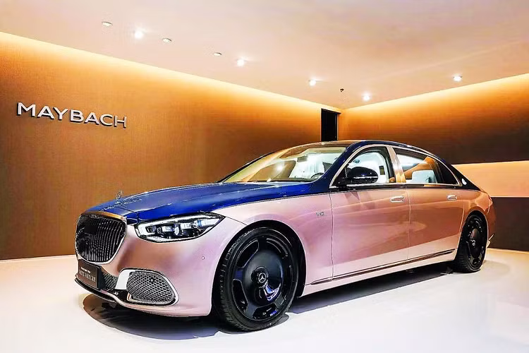  Mercedes-Maybach S680 Haute Voiture siêu sang bản giới hạn đã lần đầu tiên ra mắt vào hồi tháng 12 năm ngoái. Tại triển lãm Ô tô Thượng Hải 2023, hãng Mercedes-Benz lại đưa mẫu xe này đến trưng bày và giới thiệu. Đồng thời, giá bán của xe cũng được công bố, lên đến 6,828 triệu Nhân dân tệ (khoảng 23,3 tỷ đồng) tại thị trường Trung Quốc.