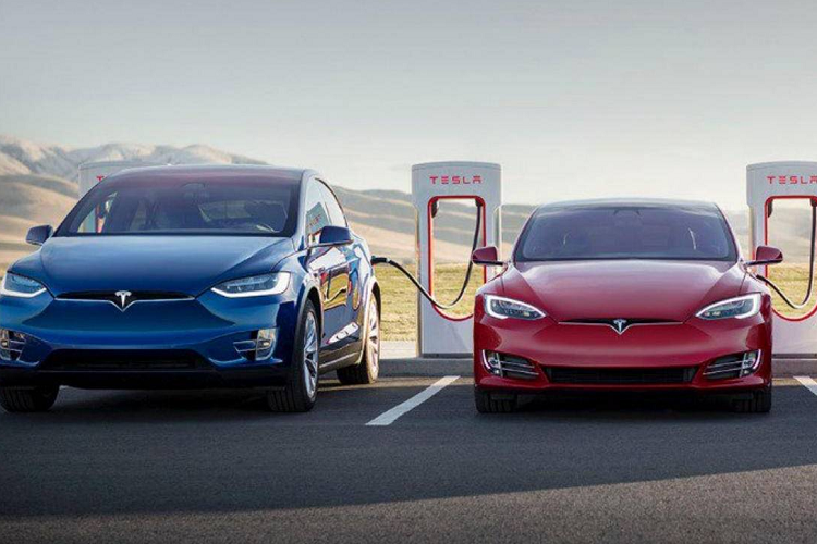 Chúng trở nên nhẹ hơn và cho phép lượng ánh sáng vào gấp 5 lần so với trước đây. Tuy nhiên, các chỉ số chống tia UV vẫn được giữ nguyên.Tesla cho biết điều này giúp trọng tâm xe được hạ thấp, cải thiện cảm giác lái.