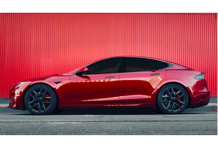 Tesla đã cải tiến hệ thống phanh trên Model S và Model X phiên bản Plaid. Loại kẹp phanh mới được sử dụng trên hai mẫu xe này có khả năng chịu nhiệt độ cao hơn. Điều này là cần thiết cho dòng xe tập trung vào hiệu suất.