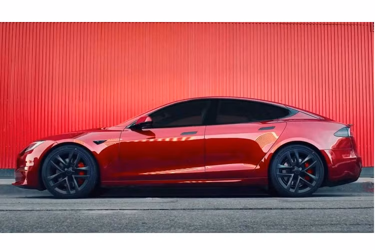 Tesla đã cải tiến hệ thống phanh trên Model S và Model X phiên bản Plaid. Loại kẹp phanh mới được sử dụng trên hai mẫu xe này có khả năng chịu nhiệt độ cao hơn. Điều này là cần thiết cho dòng xe tập trung vào hiệu suất.