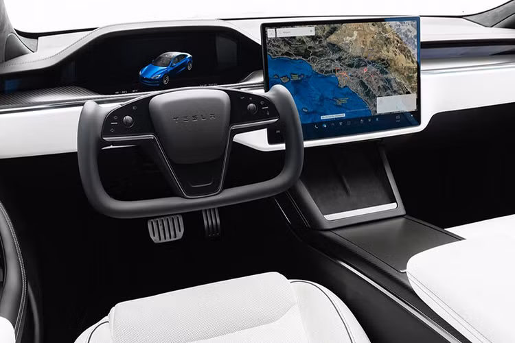 Tesla Model S Plaid có khả năng tăng tốc 0-96 km/h dưới 2 giây, nhanh hơn hầu hết siêu xe. Cửa sổ trời trên tất cả mẫu xe Tesla cũng đã được nâng cấp.