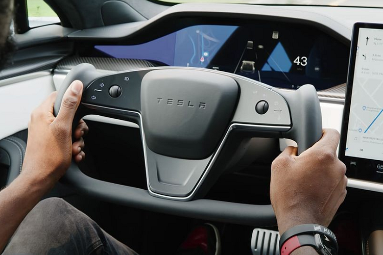 Dù nổi bật nhưng vô lăng Yoke gây ra khá nhiều bất tiện cho khách hàng do thiết kế hình chữ nhật khó kiểm soát khi đánh lái quá 180 độ. Tesla cũng bổ sung màu sơn đỏ Ultra Red mới trên bảng màu ngoại thất của hai mẫu xe này, với chi phí bổ sung là 3.000 USD.