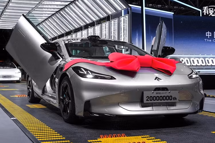 Phiên bản RWD cũng có thể được trang bị pin LFP cho 70 kWh và phạm vi hoạt động 600 km. Đây là phiên bản duy nhất hỗ trợ công nghệ hoán đổi pin. Đối với phiên bản hàng đầu, pin là loại 3 cấp cho 80 kWh và phạm vi hoạt động 710 km. Nó được kết hợp với một động cơ điện tử mạnh hơn cho công suất 340 mã lực và 430 Nm. Nó tăng tốc từ 0 lên 100 km/h trong 4,9 giây