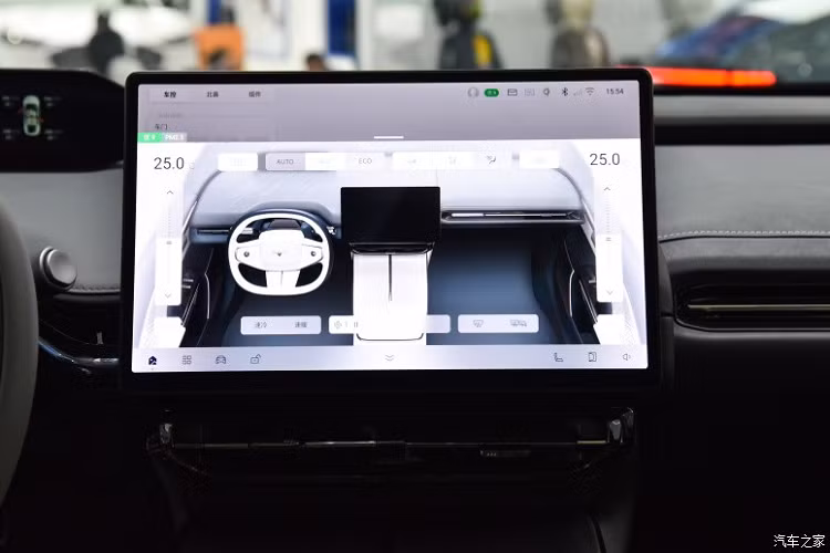 Vô lăng có ba chấu và hình chữ nhật. Phía sau vô lăng, chúng ta có thể thấy cảm biến Face ID giám sát người lái. Một tính năng khác của Hyper GT là hệ thống âm thanh Dolby Atmos bao gồm 23 loa. Nó cũng hỗ trợ hệ thống tự lái ADiGO Pilot. Nhưng chức năng của nó vẫn chưa được hoàn thành
