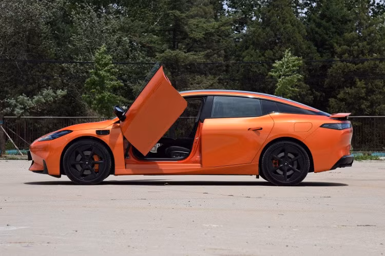 Aion Hyper GT sẽ nhắm đến những người mua trẻ tuổi, nó sẽ cạnh tranh với BYD Seal, Xpeng P7, Neta S , Tesla Model 3, Rising F7, Deepal SL03 và khá nhiều đối thủ khác. Điều gì sẽ giúp Hyper GT có được một vị trí trong phân khúc xe của mình?.