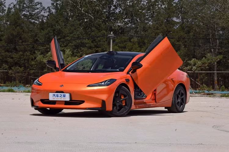 Mẫu sedan điện Aion Hyper GT của GAC ra mắt tại Trung Quốc với cửa cắt kéo, công suất 340 mã lực, pin có thể thay thế, phạm vi hoạt động lên tới 710 km và có 4 phiên bản với giá khởi điểm từ 219.900 nhân dân tệ, tương đương 710 triệu đồng, đến 339.900 nhân dân tệ, khoảng 1,09 tỷ đồng.