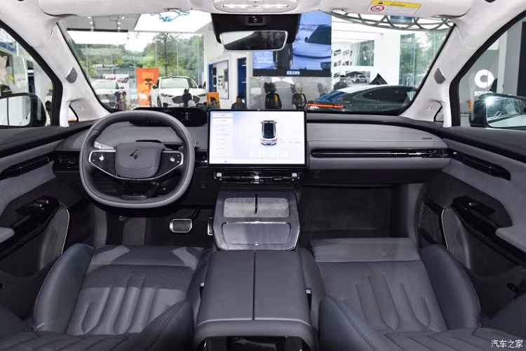 Hãy bắt đầu với thiết kế bên ngoài của Aion Hyper GT. Nó sử dụng ngôn ngữ thiết kế mới của dòng Aion's Hyper. Các đặc điểm nổi bật của EV này là đường nắp ca-pô dốc, cửa trước dạng cắt kéo rất độc đáo như xe Lamborghini V12, tay nắm cửa ẩn, cánh gió sau chủ động, cảm biến LiDAR trên nóc xe và thêm hai cảm biến LiDAR trên chắn bùn trước.