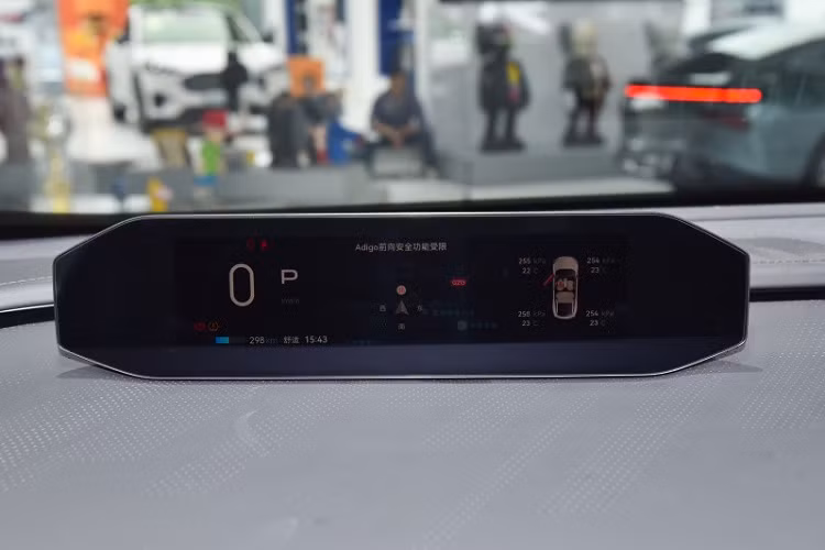 Nói về hệ thống truyền động của Aion Hyper GT, nó có một số tùy chọn. Chiếc xe ở Trung Quốc chỉ có một động cơ điện duy nhất ở trục sau cho công suất 245 mã lực và 355 Nm. Nhờ đó mà mẫu sedan điện Aion Hyper GT tăng tốc từ vị trí xuất phát lên 100 km/h chỉ trong thời gian 6,5 giây. Động cơ này được cung cấp năng lượng bởi bộ pin 3 ngôi (NMC) 60 kWh cho phạm vi hoạt động 560 km.