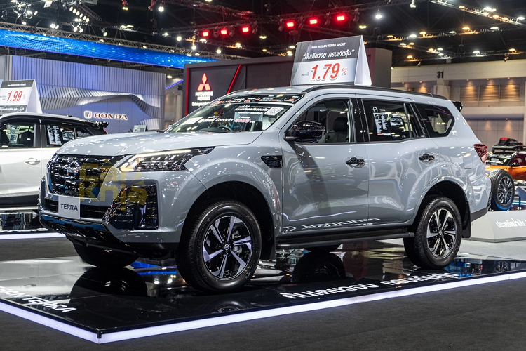 Ngoài ra, xe còn có hệ thống âm thanh vòm Bose 8 loa, màn hình 11 inch trên trần xe dành cho hàng ghế sau, điều hòa tự động hai vùng và cửa gió cho hàng ghế sau. Nissan Terra Sport 2023 tại Thái Lan được trang bị khối động cơ diesel 4 xi-lanh, tăng áp, dung tích 2.5L, sản sinh công suất tối đa 190 mã lực và mô-men xoắn cực đại 450 Nm.