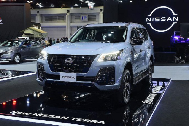 Cuối cùng là những trang bị an toàn của Nissan Terra Sport 2023 như camera 360 độ, gương chiếu hậu thông minh, cảnh báo va chạm phía trước, phanh khẩn cấp thông minh, cảnh báo chống ngủ gật, cảnh báo chệch làn đường, cảnh báo điểm mù, cảnh báo phương tiện cắt ngang phía sau, hệ thống giám sát áp suất lốp và 6 túi khí.