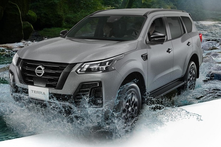 Hãng xe Nhật Bản đã chính thức giới thiệu mẫu SUV Nissan Terra Sport 2023 mới tới khách hàng Thái Lan trong khuôn khổ Triển lãm Ô tô Quốc tế Bangkok 2023 với ngoại hình thể thao, hầm hố hơn cùng hàng loạt các trang bị tiện nghi hiện đại