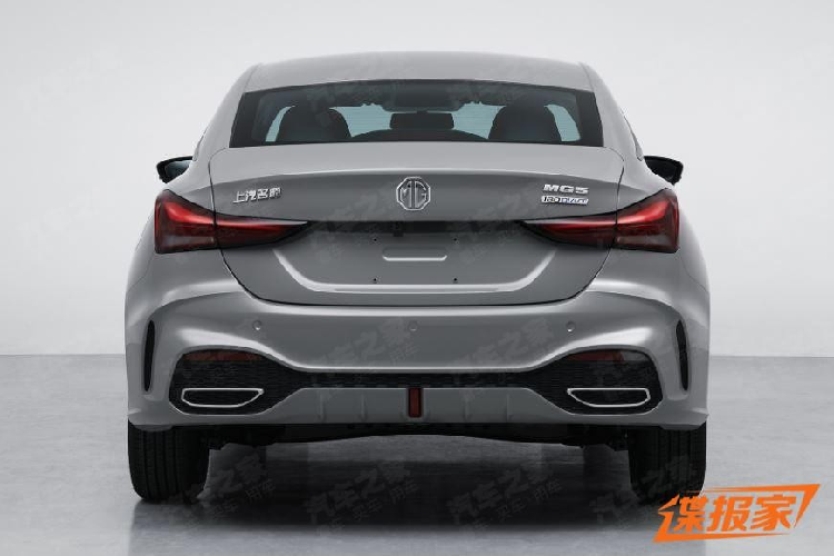 Phần đuôi xe MG5 2024 cũng được nâng cấp đáng kể, hình dáng đèn hậu quyến rũ hơn, viền xung quanh thấp hơn cũng tăng cảm giác thể thao, mạnh mẽ cho xe. Ta dễ dàng nhận ra sự khác nhau giữ MG5 tiêu chuẩn với bản MG5 Scorpio 2024 nhờ cụm đèn hậu, của bản thường nó kéo dài hơn, còn trên bản hiệu suất được thu gọn lại, tạo thêm khoảng trống ở giữa để hãng xe MG trang trí thêm các đường gân cho xe.