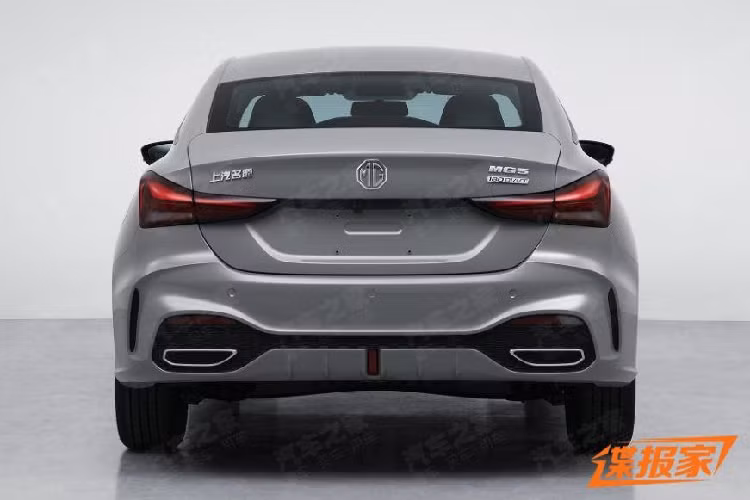 Phần đuôi xe MG5 2024 cũng được nâng cấp đáng kể, hình dáng đèn hậu quyến rũ hơn, viền xung quanh thấp hơn cũng tăng cảm giác thể thao, mạnh mẽ cho xe. Ta dễ dàng nhận ra sự khác nhau giữ MG5 tiêu chuẩn với bản MG5 Scorpio 2024 nhờ cụm đèn hậu, của bản thường nó kéo dài hơn, còn trên bản hiệu suất được thu gọn lại, tạo thêm khoảng trống ở giữa để hãng xe MG trang trí thêm các đường gân cho xe.