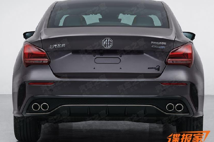 Tiếp đến là việc MG5 Scorpio 2024 có khuếch tán sau rất thể thao với các đường hầm chia gió, ốp gầm sơn màu bạc, đối lập màu đen nhám của xe, cuối cùng vẫn là việc bản hiệu suất cao có đến 4 ống xả, chia đều 2 bên, dạng tròn, nối 2 ống xả kép là 1 tấm lưới và 2 bên đuôi xe, còn có hốc gió mở rộng hơn so với MG5 2024.