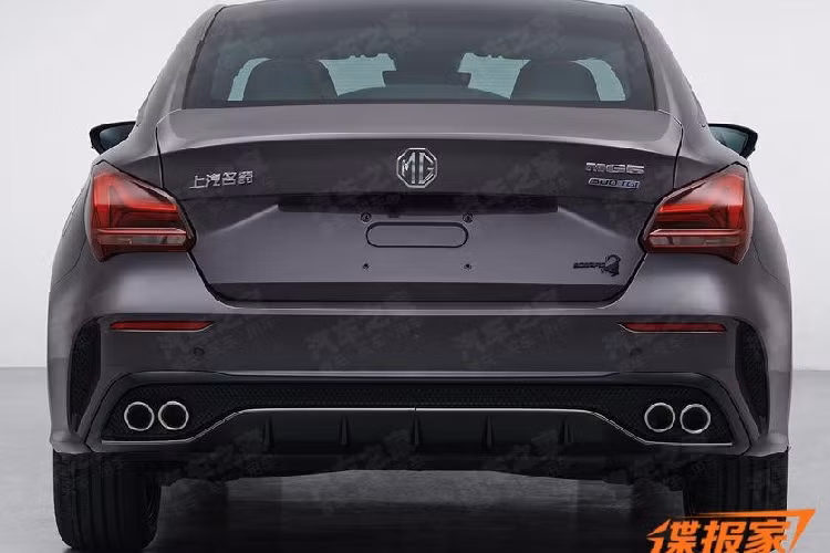 Tiếp đến là việc MG5 Scorpio 2024 có khuếch tán sau rất thể thao với các đường hầm chia gió, ốp gầm sơn màu bạc, đối lập màu đen nhám của xe, cuối cùng vẫn là việc bản hiệu suất cao có đến 4 ống xả, chia đều 2 bên, dạng tròn, nối 2 ống xả kép là 1 tấm lưới và 2 bên đuôi xe, còn có hốc gió mở rộng hơn so với MG5 2024.