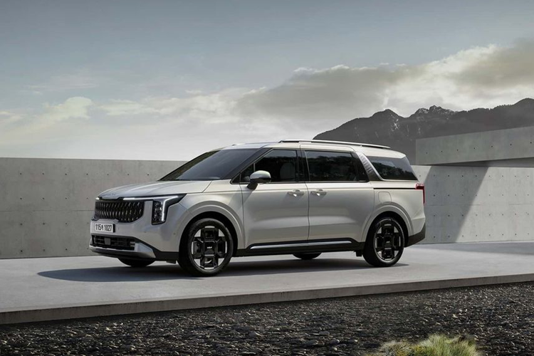 So với thế hệ đầu tiên, thế hệ mới đã có chức năng hỗ trợ chuyển làn. Kia Carnival 2024 vẫn có các cấu hình động cơ xăng 3.5L và dầu 2.2L như bản cũ. Ngoài ra, phiên bản mới còn được bổ sung hệ thống truyền động hybrid với máy xăng 1.6L tăng áp, cho tổng công suất 245 mã lực và mô-men xoắn 367 Nm.