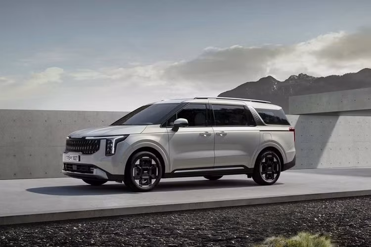 So với thế hệ đầu tiên, thế hệ mới đã có chức năng hỗ trợ chuyển làn. Kia Carnival 2024 vẫn có các cấu hình động cơ xăng 3.5L và dầu 2.2L như bản cũ. Ngoài ra, phiên bản mới còn được bổ sung hệ thống truyền động hybrid với máy xăng 1.6L tăng áp, cho tổng công suất 245 mã lực và mô-men xoắn 367 Nm.