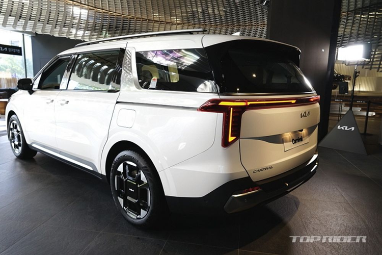 Ở bên trong, mẫu xe MPV Kia Carnival 2024 được trang bị màn hình giải trí trung tâm và bảng đồng hồ kỹ thuật số có cùng kích thước 12,3 inch nối liền với nhau, tạo thành cụm màn hình kép. Ngoài ra, xe cũng có tính năng hiển thị thông tin trên kính lái (HUD).