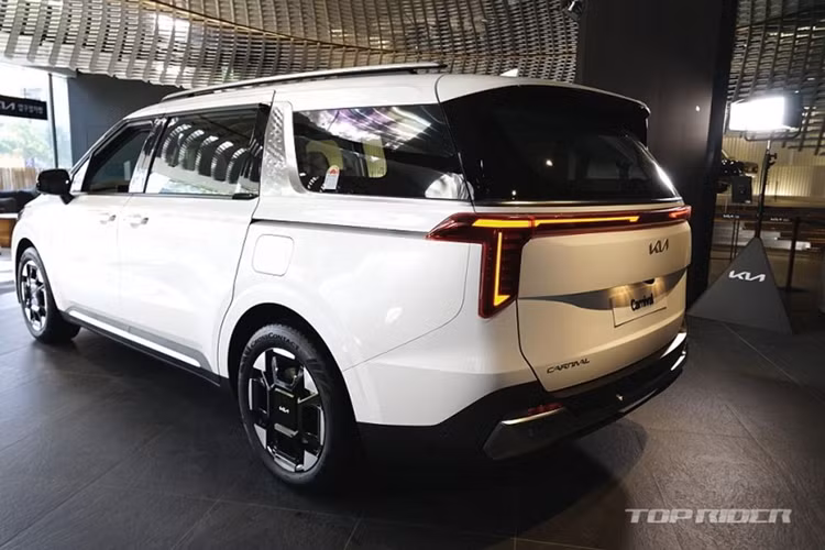 Ở bên trong, mẫu xe MPV Kia Carnival 2024 được trang bị màn hình giải trí trung tâm và bảng đồng hồ kỹ thuật số có cùng kích thước 12,3 inch nối liền với nhau, tạo thành cụm màn hình kép. Ngoài ra, xe cũng có tính năng hiển thị thông tin trên kính lái (HUD).