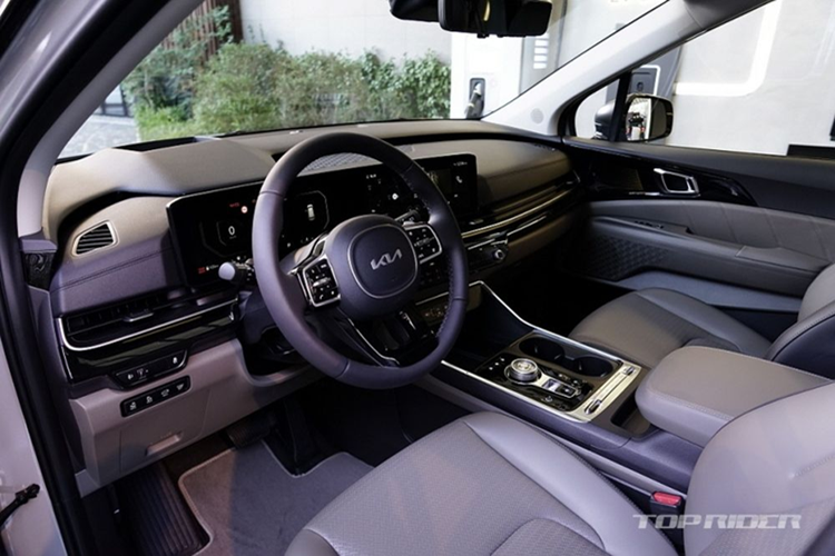 Cụm điều chỉnh hệ thống điều hòa mới gọn gàng và dễ sử dụng hơn. Khu vực cần số cũng được tái thiết kế với cần số dạng núm xoay. Một số trang bị đáng chú ý khác bao gồm camera hành trình, chìa khóa thông minh và gương chiếu hậu kỹ thuật số. Ghế ngồi dạng công thái học, bọc da cao cấp, tích hợp tính năng sưởi ấm, làm mát và massage.