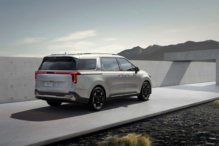 Khách hàng tại thị trường Hàn Quốc có thể bắt đầu đặt hàng Kia Carnival 2024 từ ngày 8/11. Tại Việt Nam, mẫu MPV này đang được phân phối chính hãng bởi Thaco, với 5 phiên bản đi kèm giá bán dao động từ 1,269 - 1,869 tỷ VNĐ.