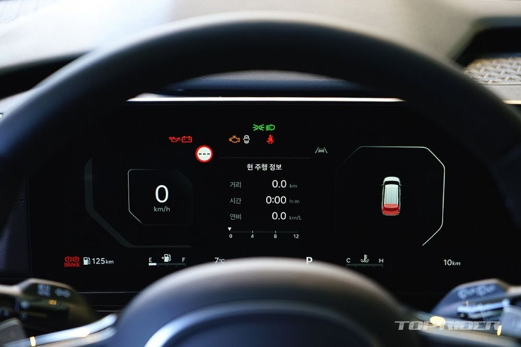 Carnival 2024 bản limousine có trần xe cao hơn 305 mm so với bản tiêu chuẩn. Phiên bản này có thêm màn hình giải trí 21,5 inch dành cho hàng ghế sau, tính năng phát wifi và hệ thống rèm che.