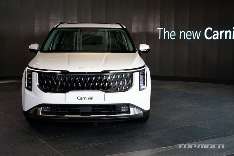 Về thiết kế, Kia Carnival 2024 mới gây ấn tượng với cụm đèn pha mới đặt dọc, kết hợp dải đèn LED ban ngày hình chữ T cách điệu. Chi tiết này gợi liên tưởng đến một số mẫu xe Kia mới ra mắt gần đây như EV9 hay Seltos 2023. Mặt ca-lăng vẫn có kiểu dáng hình mũi hổ đặc trưng, họa tiết dạng nan ngang hoặc mắt cáo tùy từng phiên bản.