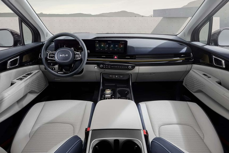 Theo công bố của Kia, động cơ này có mức tiêu hao nhiên liệu là 14 km/l. Kia cho biết mẫu MPV này đã được tinh chỉnh lại hệ thống treo, cho cảm giác êm ái hơn khi xe đi qua các cung đường gồ ghề.