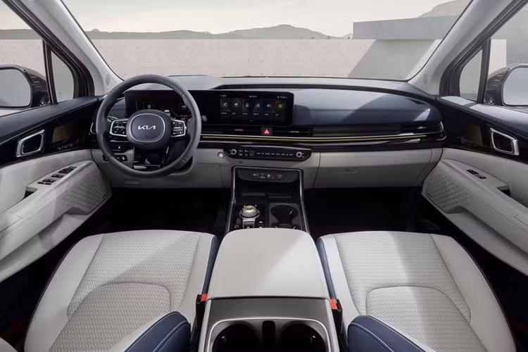 Theo công bố của Kia, động cơ này có mức tiêu hao nhiên liệu là 14 km/l. Kia cho biết mẫu MPV này đã được tinh chỉnh lại hệ thống treo, cho cảm giác êm ái hơn khi xe đi qua các cung đường gồ ghề.