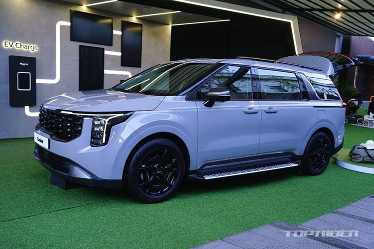 Hệ thống hỗ trợ lái trên cao tốc Highway Driving Assistance 2 là một trong những tính năng hiện đại nhất của Kia, lần đầu được trang bị trên Carnival 2024. Hệ thống này cung cấp khả năng hỗ trợ lái xe bán tự động bằng cách giữ khoảng cách an toàn với các phương tiện khác, duy trì tốc độ đặt trước và giữ làn đường.