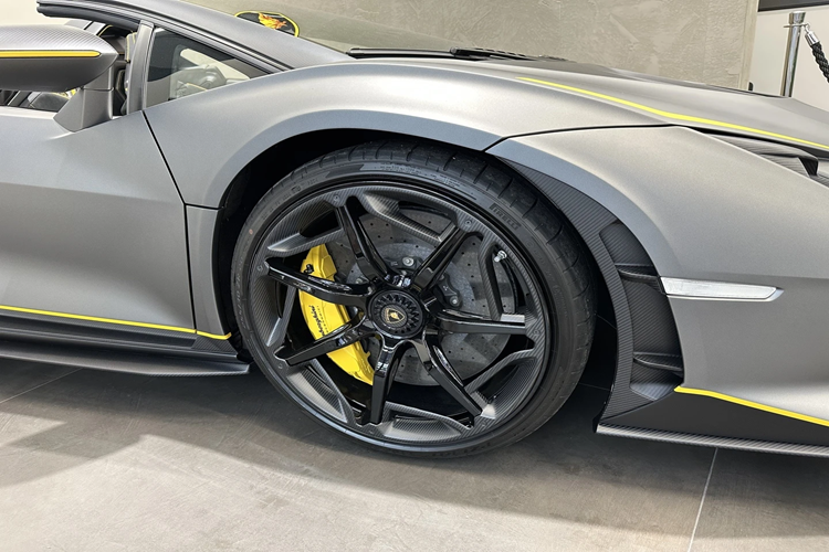 Tương tự các dự án trước đây, siêu xe này nhận được bộ mâm độc bản với cánh điều hướng gió bằng sợi carbon, kích thước 20 inch ở cầu trước và 21 inch ở cầu sau. Đĩa phanh được làm từ chất liệu carbon-ceramic với kẹp phanh sơn vàng.
