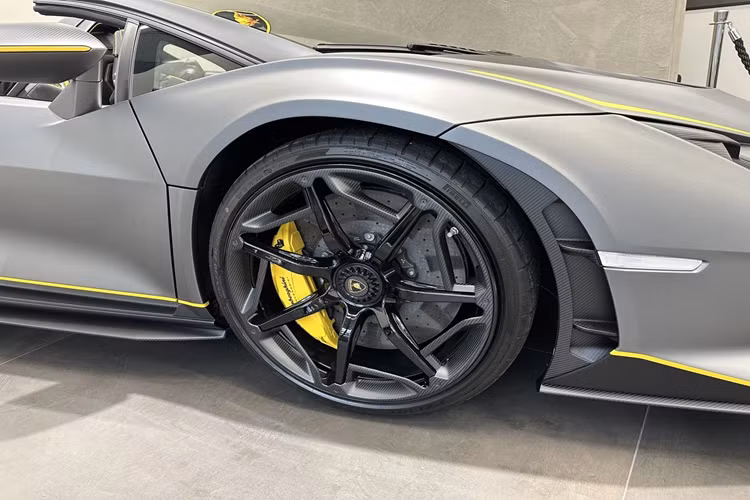 Tương tự các dự án trước đây, siêu xe này nhận được bộ mâm độc bản với cánh điều hướng gió bằng sợi carbon, kích thước 20 inch ở cầu trước và 21 inch ở cầu sau. Đĩa phanh được làm từ chất liệu carbon-ceramic với kẹp phanh sơn vàng.