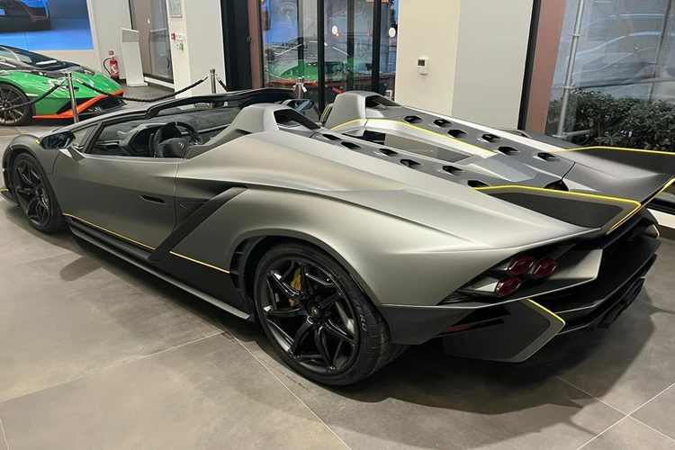 Không gian nội thất này được chế tác bằng công nghệ in 3D cao cấp. Đi kèm là những đường chỉ may và họa tiết tương phản màu vàng Giallo Taurus. Logo của thương hiệu được thêu tại mỗi tựa đầu, trong khi tên của chiếc xe được đặt tại vị trí giữa 2 ghế.