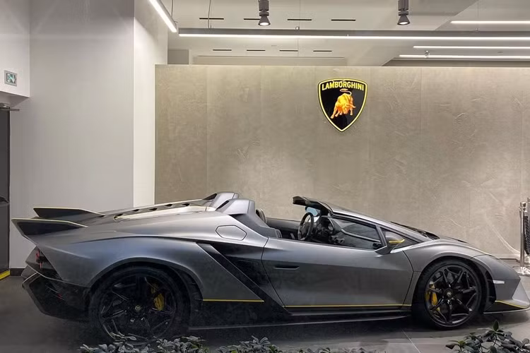 Được thiết kế bởi Lamborghini Centro Stile, siêu xe Lamborghini Autentica đặc biệt này mang những nét ngoại thất tương đồng với các mẫu xe đình đám của hãng như Sesto Elemento, Reventon, Veneno Roadster và Essenza SCV12.