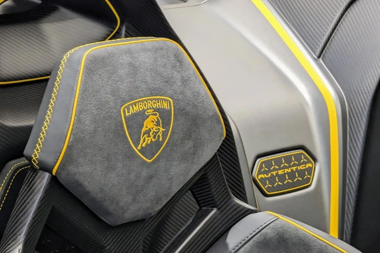 Nội thất của Lamborghini Autentica khá trung tính với 2 màu chủ đạo đen Nero Cosmus và xám Grigio Octans. Hãng xe mang đến không gian thuần tốc độ khi lược bỏ màn hình giải trí trung tâm và các phím chức năng trên vô lăng.