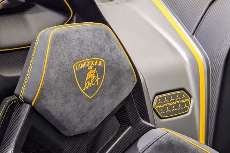 Nội thất của Lamborghini Autentica khá trung tính với 2 màu chủ đạo đen Nero Cosmus và xám Grigio Octans. Hãng xe mang đến không gian thuần tốc độ khi lược bỏ màn hình giải trí trung tâm và các phím chức năng trên vô lăng.