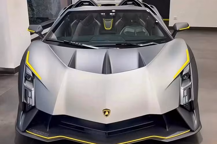 Được giới thiệu toàn cầu vào tháng 2/2023, Lamborghini Autentica và Invencible là 2 mẫu siêu xe hàng thửa được chế tạo trên nền tảng chiếc Aventador Ultimae, đánh dấu sự kết thúc của thời kỳ sử dụng động cơ hút khí tự nhiên thuần túy của các dòng xe đầu bảng.