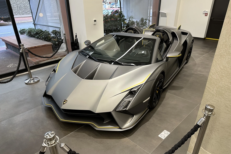 Lamborghini Autentica mang màu sơn chủ đạo xám Grigio Titans với các họa tiết màu đen mờ Matt Black và vàng Giallo Auge. Phối màu này trung tính này gợi nhớ đến Reventon Roadster, trái ngược với bộ thân vỏ hoàn toàn mới với nhiều đường cắt xẻ táo bạo.