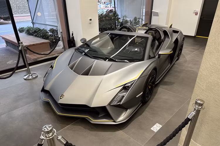 Lamborghini Autentica mang màu sơn chủ đạo xám Grigio Titans với các họa tiết màu đen mờ Matt Black và vàng Giallo Auge. Phối màu này trung tính này gợi nhớ đến Reventon Roadster, trái ngược với bộ thân vỏ hoàn toàn mới với nhiều đường cắt xẻ táo bạo.