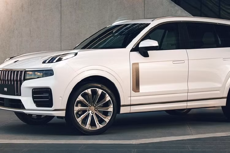 Tương tự Tesla, Lynk &amp; Co cũng áp dụng phương pháp bán hàng trực tiếp cho khách thay vì qua đại lý truyền thống. Vào năm 2018, Lynk &amp; Co bán được tổng cộng 120.414 chiếc xe cho khách hàng Trung Quốc. Đến năm 2022, thương hiệu này đạt doanh số 180.127 xe. Kể từ khi ra mắt đến nay, Lynk &amp; Co sở hữu doanh số cộng dồn hơn 800.000 xe.