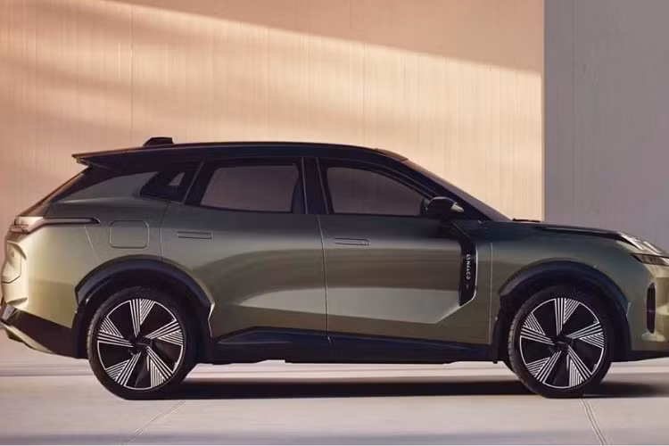 Mẫu xe Lynk &amp; Co 09 được coi như phiên bản giá rẻ của Volvo XC90 dùng hệ truyền động plug-in hybrid với 2 mô-tơ điện, tạo ra công suất tổng cộng 317 kW (425 mã lực) và mô-men xoắn cực đại 658 Nm. Cụm pin 18,83 kWh giúp xe chạy được 60 km mà không tốn 1 giọt xăng. Tại Trung Quốc, Lynk &amp; Co 09 có giá dao động từ 257.900 - 312.900 Nhân dân tệ (khoảng 852 triệu đến 1,033 tỷ đồng).