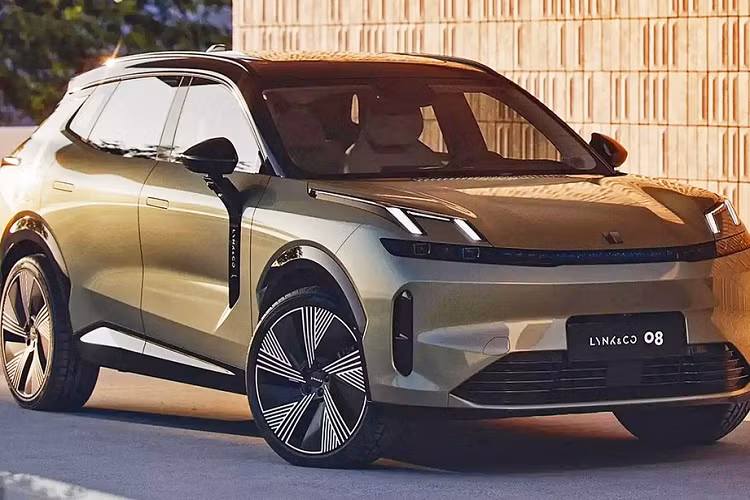 Nhà phân phối xe Lynk &amp; Co chính hãng tại Việt Nam là GreenLynk Automotives. Sự kiện này là cột mốc quan trọng, mở ra cơ hội phát triển của thương hiệu Lynk &amp; Co tại thị trường Việt Nam. Hiện chưa rõ Lynk &amp; Co sẽ bán mẫu xe nào ở thị trường ôtô Việt, nhưng dự đoán sẽ sớm bắt kịp "những người đồng hương" Beijing, Hồng Kỳ, MG, Wuling và Haval.