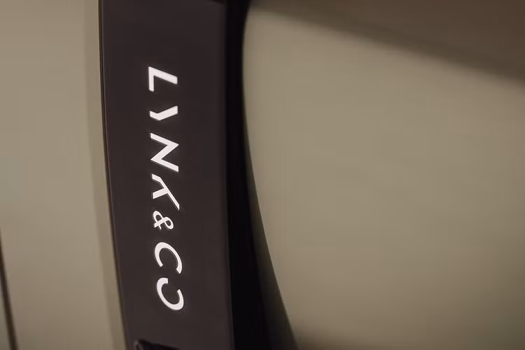 Trong số các mẫu xe ôtô của Lynk &amp; Co, 08 là sản phẩm mới nhất, ra mắt vào năm 2023. Đây là mẫu SUV hạng trung 7 chỗ dùng hệ truyền động hybrid với công suất tổng cộng trên 400 kW (hơn 536 mã lực) và mô-men xoắn cực đại 900 Nm. Với cụm pin 39,6 kWh, mẫu SUV này có thể chạy 245 km mà không cần dùng động cơ xăng.