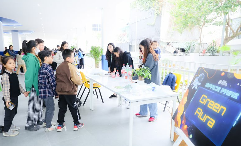 Thử thách Mars Rubber Band Rover, học sinh sẽ được thiết kế một phương tiện vận chuyển đá trên Sao Hỏa sử dụng thế năng đàn hồi của dây cao su. Hoạt động cung cấp kiến thức về ứng dụng của cơ năng và lực đàn hồi trong việc chế tạo động cơ. Với Astronaut helmets, học sinh sẽ được bắt tay vào thiết kế mũ bảo hộ cho các phi hành gia. Học sinh sẽ được nghiên cứu về những bộ phận của một chiếc mũ bảo hộ ngoài không gian và tự tay thiết kế chúng từ những vật liệu tái chế.